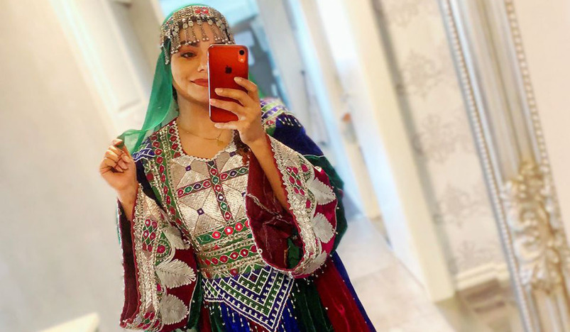 Ayeza Khan poses as traditional bridal for Lajwanti – The Odd Onee